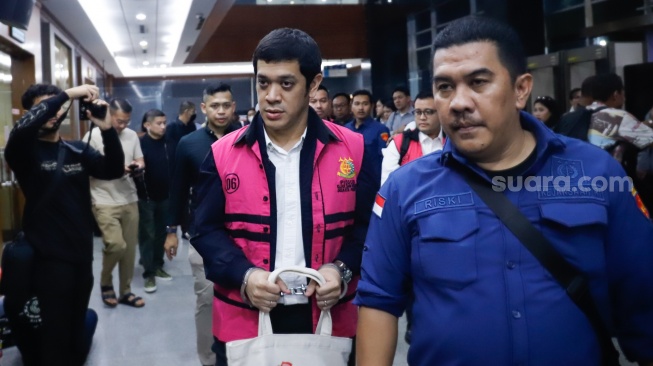 Terdakwa kasus dugaan korupsi tata kelola minyak mentah dan produk kilang Muhammad Kerry Adrianto Riza (tengah) saat datang untuk menjalani sidang di Pengadilan Tipikor, Jakarta, Kamis (19/2/2026). [Suara.com/Alfian Winanto]