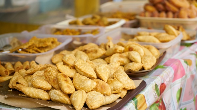 Ilustrasi aneka gorengan unik untuk dijual 1000 saat Ramadan (Freepik/freestockcenter)