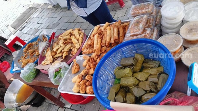 Penjua takjil di jalan depan Masjid Agung Sunda Kelapa, Jakarta Pusat. (Suara.com/Tasabita)