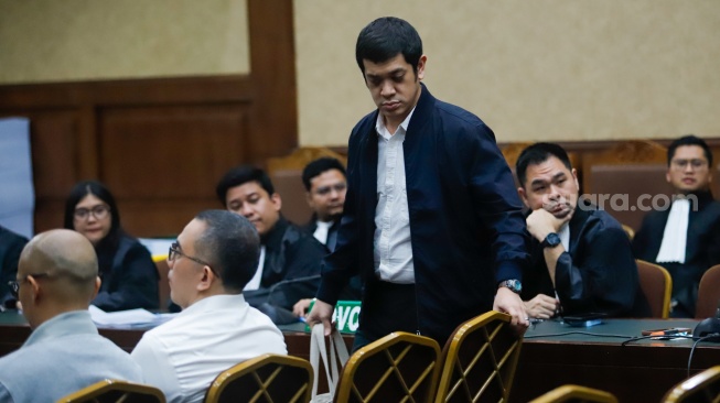 Terdakwa kasus dugaan korupsi tata kelola minyak mentah dan produk kilang Muhammad Kerry Adrianto Riza (tengah) saat menjalani sidang di Pengadilan Tipikor, Jakarta, Kamis (19/2/2026). [Suara.com/Alfian Winanto]