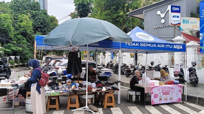 Pasar takjil musiman di depan Masjid Agung Sunda Kelapa Menteng Jakarta Pusat ramai sejak pukul 17.00 WIB. (Suara.com/Tsabita Aulia)