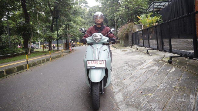 Pilihan warna baru Yamaha Grand Filano Hybrid mewakili karakter anak muda yang ingin tetap tampil stylish. (Foto: SUARA.COM/Alfian Winanto)