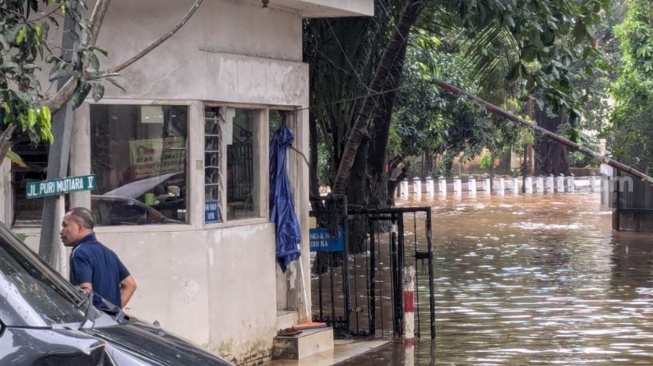 Warga di kawasan Cilandak, Jakarta Selatan, kembali berjibaku dengan terjangan banjir yang merendam permukiman mereka sejak Jumat (20/2/2026) dini hari imbas hujan deras yang mengguyur kawasan ibu kota dan sekitarnya. (Suara.com/Adiyoga)