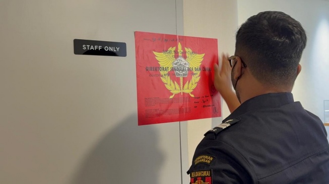 Toko perhiasan mewah Bening Luxury di kawasan Pluit, Penjaringan, Jakarta Utara, resmi disegel oleh tim gabungan Direktorat Jenderal Bea Cukai (DJBC) dan Direktorat Jenderal Pajak (DJP), Jumat (20/2/2026). Foto Bea Cukai