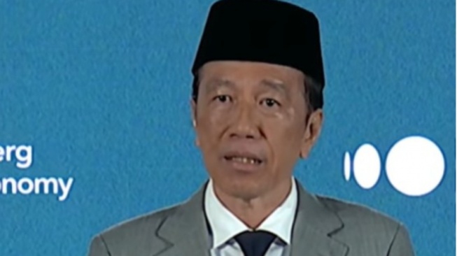 Misteri di Balik Jas Hitam Jokowi di India: Bawa Jas, Kenapa Tangan Kiri Tertutup?