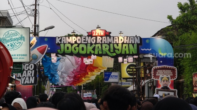 Suasana jelang berbuka puasa di Masjid Jogokariyan, Yogyakarta, Minggu (22/2/2026). (Suara.com/Hiskia)