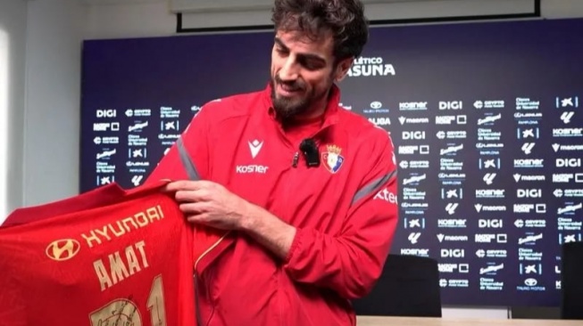 Reuni Jarak Jauh: Alejandro Catena Terima Jersi Persija dari Jordi Amat