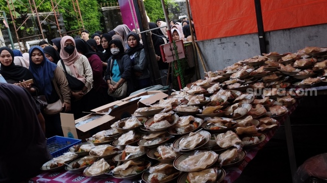 Berbagi Piring Persaudaraan, Kala Ribuan Orang Menyemut Jadi Keluarga Masjid Jogokariyan