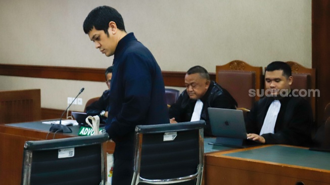 Terdakwa kasus dugaan korupsi tata kelola minyak mentah dan produk kilang Muhammad Kerry Adrianto saat menjalani sidang di Pengadilan Tipikor, Jakarta, Senin (23/2/2026). [Suara.com/Alfian Winanto]