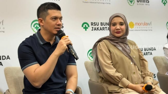 Irwansyah dan Zaskia Sungkar menggelar jumpa pers terkait persalinan keduanya di RSU Bunda, Menteng, Jakarta Pusat, Senin (23/2/2026). [Tiara Rosana/Suara.com]