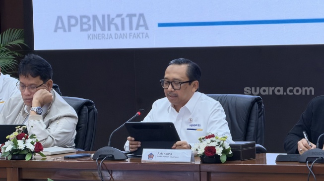 Wakil Menteri Keuangan (Wamenkeu) Juda Agung saat konferensi pers APBN KiTa edisi Februari 2026 di Kantor Kemenkeu, Jakarta, Senin (23/2/2026). [Suara.com/Dicky Prastya]