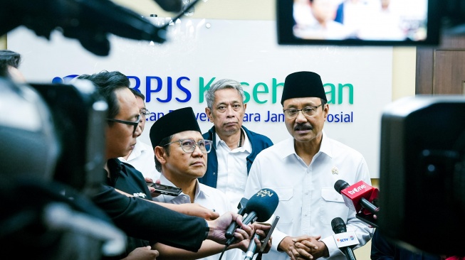 Menteri Sosial Saifullah Yusuf atau Gus Ipul, bersama Menteri Koordinator Pemberdayaan Masyarakat Abdul Muhaimin Iskandar atau Cak Imin, Menteri Kesehatan Budi Gunadi Sadikin, Kepala Badan Pusat Statistik Amalia Adininggar Widyasanti (Dok: Kemensos)