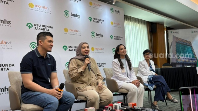 Irwansyah dan Zaskia Sungkar menggelar jumpa pers terkait persalinan keduanya di RSU Bunda, Menteng, Jakarta Pusat, Senin (23/2/2026). [Tiara Rosana/Suara.com]