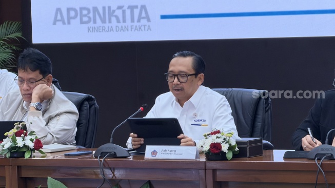 Wakil Menteri Keuangan (Wamenkeu) Juda Agung saat konferensi pers APBN KiTa edisi Februari 2026 di Kantor Kemenkeu, Jakarta, Senin (23/2/2026). [Suara.com/Dicky Prastya]