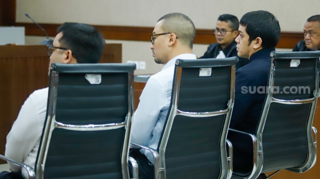 Terdakwa kasus dugaan korupsi tata kelola minyak mentah dan produk kilang Muhammad Kerry Adrianto (kanan) saat datang untuk menjalani sidang di Pengadilan Tipikor, Jakarta, Senin (23/2/2026). [Suara.com/Alfian Winanto]