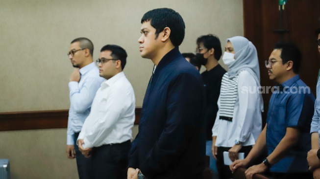 Terdakwa kasus dugaan korupsi tata kelola minyak mentah dan produk kilang Muhammad Kerry Adrianto saat datang untuk menjalani sidang di Pengadilan Tipikor, Jakarta, Senin (23/2/2026). [Suara.com/Alfian Winanto]