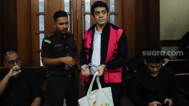 Terdakwa kasus dugaan korupsi tata kelola minyak mentah dan produk kilang Muhammad Kerry Adrianto saat datang untuk menjalani sidang di Pengadilan Tipikor, Jakarta, Senin (23/2/2026). [Suara.com/Alfian Winanto]