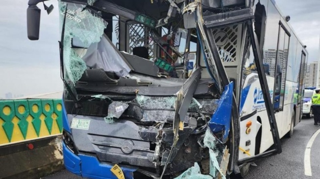 Diduga Main Asal Belok, Pengendara Ojol Luka Parah Dihantam Bus Transjakarta