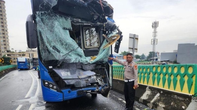Ini Penampakan Dua Bus TransJakarta yang Ringsek Usai Adu Banteng di Jalur Langit