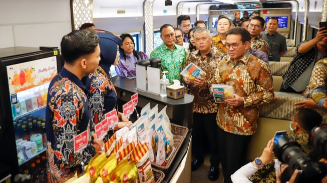 Menteri Perdagangan Budi Santoso (kanan) bersama Menteri Perhubungan Dudy Purwagandhi (kedua kanan) berbincang dengan petugas saat meninjau produk UMKM Lokal di dalam gerbong kereta makan KA Argo Sindoro di Stasiun Gambir, Jakarta, Selasa (24/2/2026). [Suara.com/Alfian Winanto]