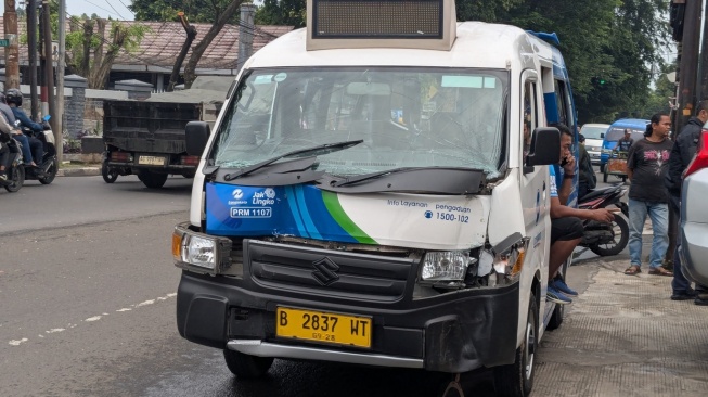 Detik-detik Pajero Hantam JakLingko Setelah Seruduk Tiga Motor di Persimpangan Cilandak