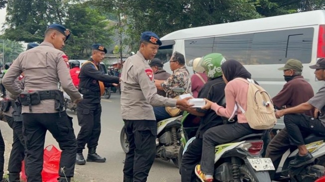 Program Bang Jasri Digelar Serentak, Polisi Bersih-Bersih Masjid dan Bagikan Takjil Selama Ramadan