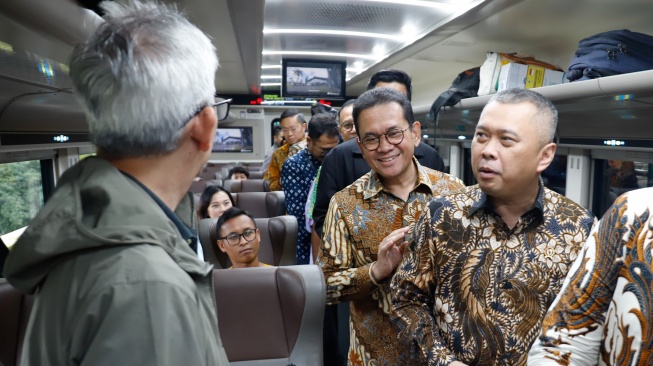 Menteri Perdagangan Budi Santoso (kedua kanan) bersama Menteri Perhubungan Dudy Purwagandhi (kanan) menyapa penumpang saat meninjau produk UMKM Lokal di dalam gerbong kereta KA Argo Sindoro di Stasiun Gambir, Jakarta, Selasa (24/2/2026). [Suara.com/Alfian Winanto]