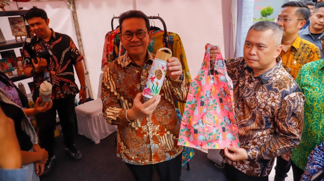 Menteri Perdagangan Budi Santoso (kiri) bersama Menteri Perhubungan Dudy Purwagandhi (kanan) berbincang dengan petugas saat meninjau produk UMKM Lokal di dalam gerbong kereta makan KA Argo Sindoro di Stasiun Gambir, Jakarta, Selasa (24/2/2026). [Suara.com/Alfian Winanto]