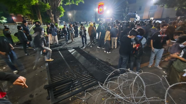 Unik, Aksi Massa di Mapolda DIY Bergerak Organik Tanpa Orasi dan Tuntutan Tertulis