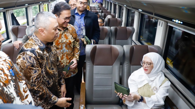 Menteri Perdagangan Budi Santoso (kedua kiri) bersama Menteri Perhubungan Dudy Purwagandhi (kiri) menawarkan produk UMKM Lokal pada penumpang di dalam gerbong kereta KA Argo Sindoro di Stasiun Gambir, Jakarta, Selasa (24/2/2026). [Suara.com/Alfian Winanto]