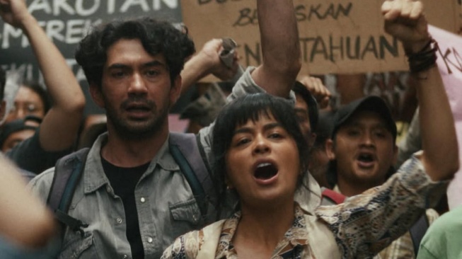 Reuni Para Bintang di Laut Bercerita: Reza Rahadian Tetap Biru Laut, Dian Sastrowardoyo Ganti Peran