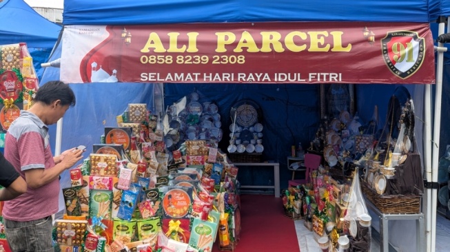 Menangguk Cuan di Musim Lebaran, Cerita Pekerja Proyek 'Banting Stir' Jadi Juragan Parsel di Cikini