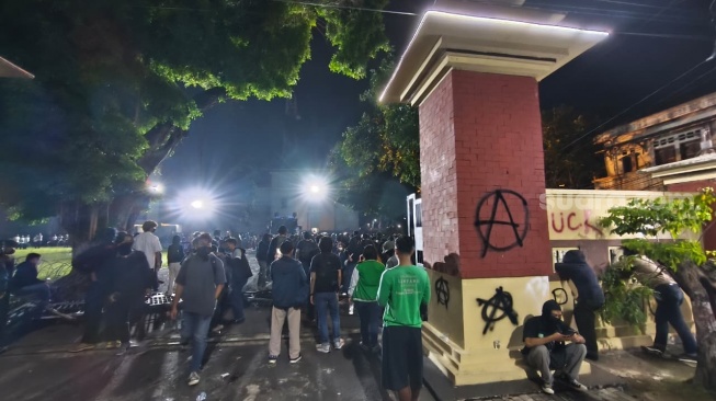 Gerbang Polda DIY Dirobohkan Massa Protes Kekerasan Aparat, Demonstran Corat-coret Tembok Markas