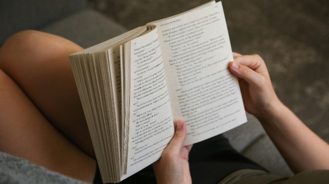 Stop Jadi Polisi Bacaan: Buku Fiksi dan Non-Fiksi Sama-Sama Bikin Kamu Lebih Manusia