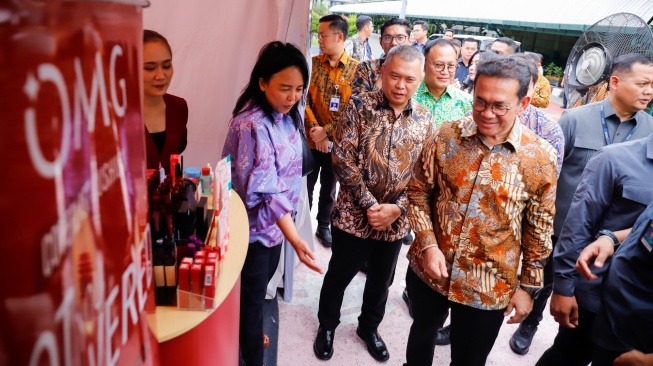 Menteri Perdagangan Budi Santoso (kanan) bersama Menteri Perhubungan Dudy Purwagandhi (kedua kanan) berbincang dengan petugas saat meninjau produk UMKM Lokal di Stasiun Gambir, Jakarta, Selasa (24/2/2026). [Suara.com/Alfian Winanto]
