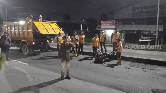 Perbaikan Jalan Raya Kemang-Parung Bogor, dini hari Selasa (24/2/2026) [Andi Ahmad S/Suara.com]
