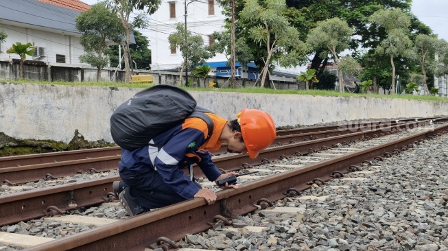 Petugas Pemeriksa Jalur (PPJ), Rahmat Haryanto (36) di rel Stasiun Lempuyangan Yogyakarta, Selasa (24/2/2026). (Suara.com/Hiskia)