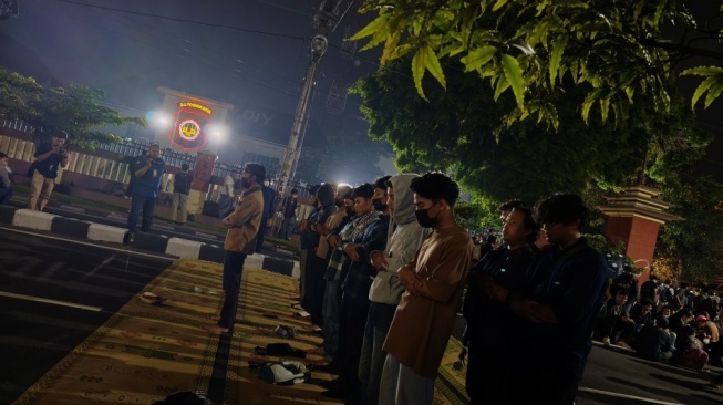 Di Tengah Jalan Raya, Massa Polda DIY Gelar Salat Gaib Massal untuk Korban Represi Aparat