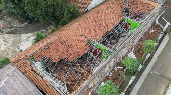 Foto udara kondisi ruang kelas yang atapnya ambruk di SD Negeri Jomin Barat III, Kecamatan Kota Baru, Karawang, Jawa Barat, Selasa (24/2/2026). [ANTARA FOTO/Darryl Ramadhan/nym]