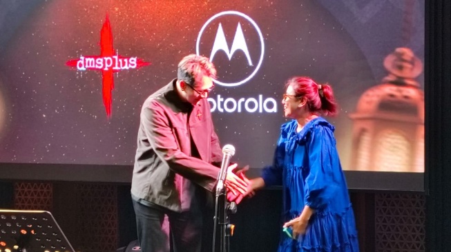 Demian Aditya, CEO DMS+ menerima ucapan selamat dari mitra koneksi dan kolaborasi dalam acara Ruang Tamu, Connect & Collaborate (Suara.com/Mohammad Rhadzaki Ramadhan)