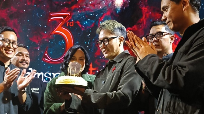 Dalam acara Ruang Tamu, DMS+ merayakan ulang tahun ketiga, ditandai tiup lilin oleh Demian Aditya, CEO DMS+ (Suara.com/Mohammad Rhadzaki Ramadhan)