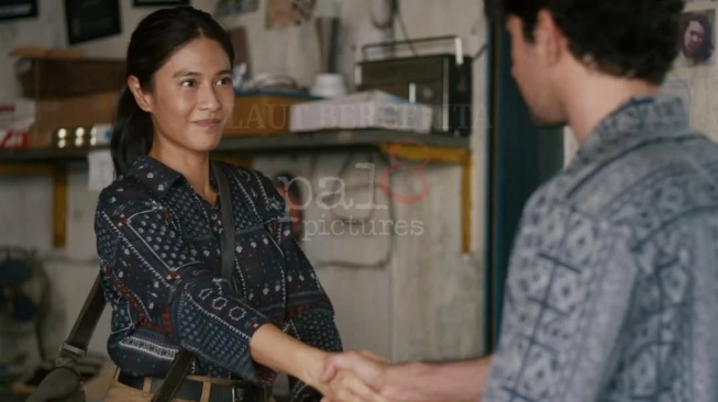 Penampilan Dian Sastrowardoyo di film Laut Bercerita. [Instagram]