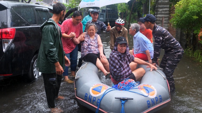 Personel TNI AL dan relawan mengevakuasi sejumlah lansia saat banjir di Denpasar, Bali, Selasa (24/2/2026). [ANTARA FOTO/Nyoman Hendra Wibowo/nym]