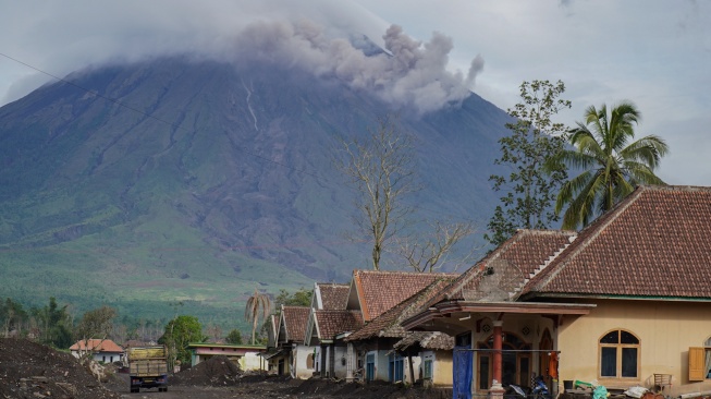 Asap vulkanis keluar dari kawah Gunung Semeru terlihat dari Desa Supiturang, Lumajang, Jawa Timur, Rabu (25/2/2026). [ANTARA FOTO/Irfan Sumanjaya/tom]
