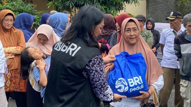 PT Bank Rakyat Indonesia (Persero) Tbk. Regional Office Semarang menggelar kegiatan "Berbagi Bahagia Bersama BRI" dengan membagikan 700 sembako. [Dok BRI]