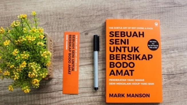 Sebuah Seni untuk Bersikap Bodo Amat: Mengapa Terlalu Berusaha Justru Menjauhkan Bahagia?