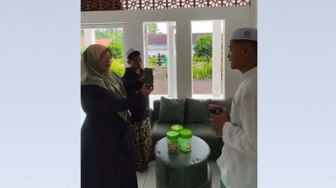 Anak Merokok Dianggap Sepele, Wali Santri Bentak Ustaz: Suami Saya Polisi, Siap Saya Tuntut!