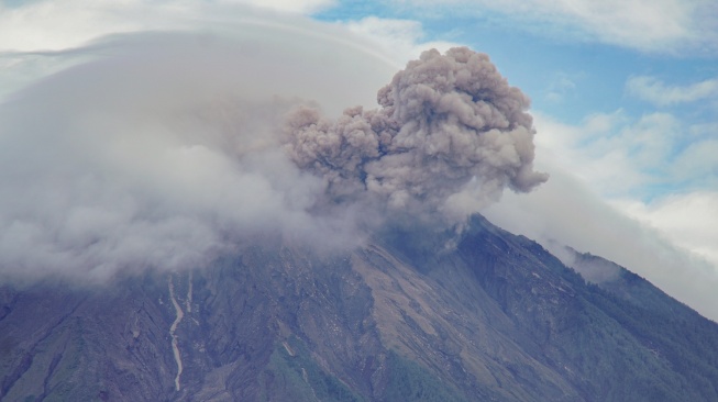 Asap vulkanis keluar dari kawah Gunung Semeru terlihat dari Desa Supiturang, Lumajang, Jawa Timur, Rabu (25/2/2026). [ANTARA FOTO/Irfan Sumanjaya/tom]