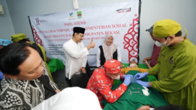 Bantuan yang diberikan Kemensos adalah operasi katarak gratis, khitanan, alat bantu disabilitas, cek kesehatan, bantuan pembayaran SPP tertunggak, pembinaan dan penyaluran bantuan kewirausahaan, paket nutrisi, perlengkapan kebersihan diri, sarana dapur dan kamar, hingga perlengkapan sekolah (Dok: Kemensos)