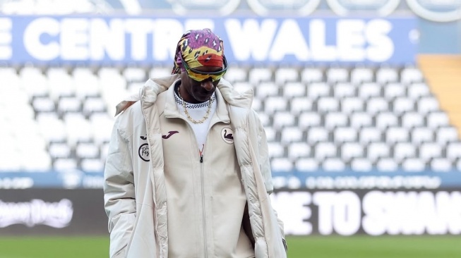 Snoop Dogg Bikin Heboh di Swansea City, Pelatih Lawan Spill Bau Tak Biasa di Lorong Stadion